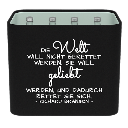 Schwarze KistenBlende mit weißem Spruch „Die Welt will nicht gerettet werden. Sie will geliebt werden, und dadurch rettet sie sich. — Richard Branson“ – Wasser Glas.