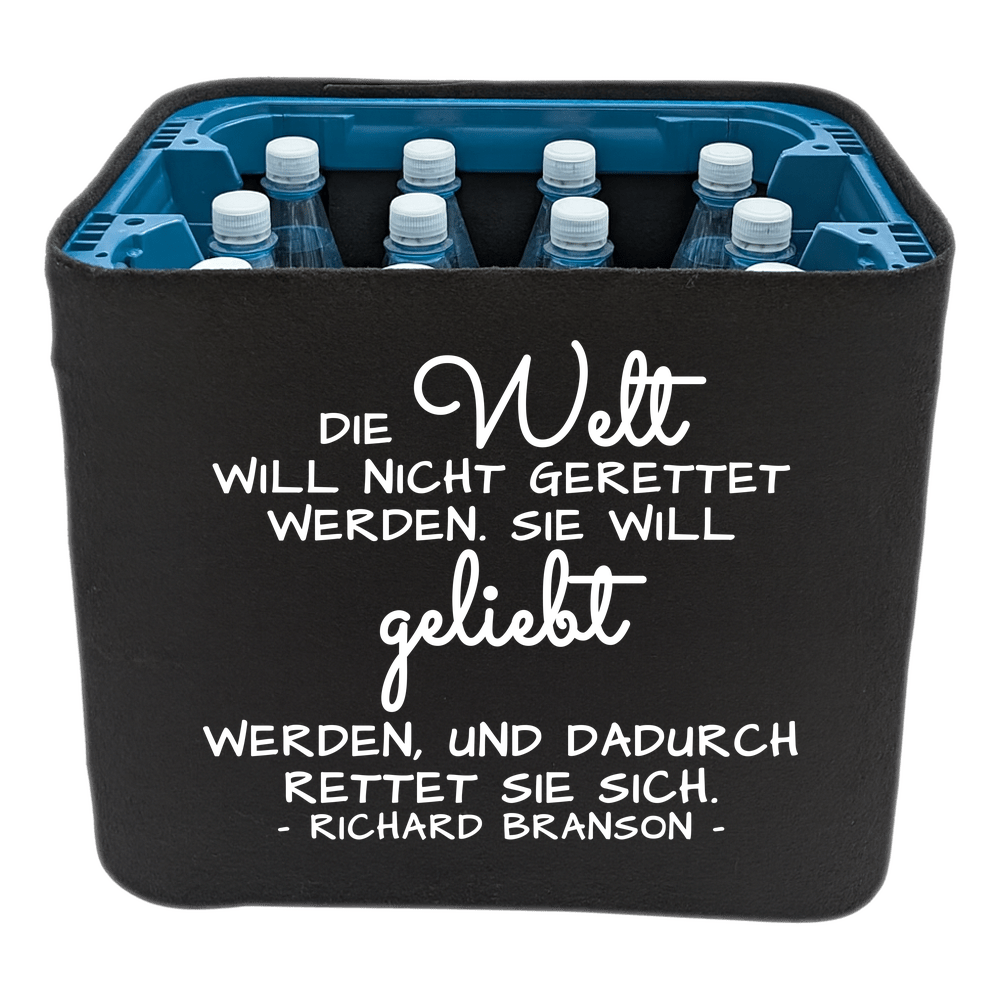 Schwarze KistenBlende mit weißem Spruch „Die Welt will nicht gerettet werden. Sie will geliebt werden, und dadurch rettet sie sich. — Richard Branson“ – Wasser PET.