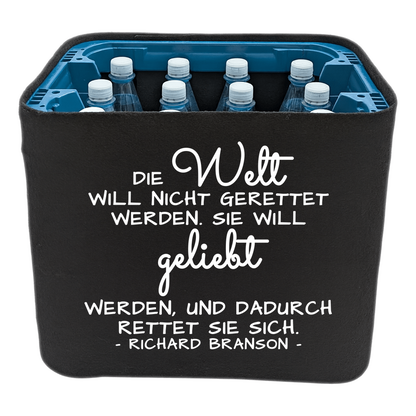 Schwarze KistenBlende mit weißem Spruch „Die Welt will nicht gerettet werden. Sie will geliebt werden, und dadurch rettet sie sich. — Richard Branson“ – Wasser PET.