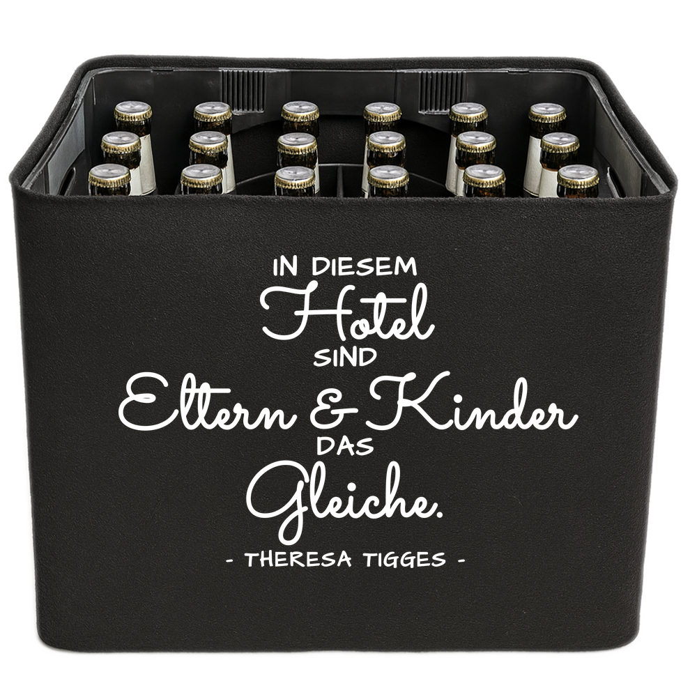 Schwarze KistenBlende mit weißem Spruch „In diesem Hotel sind Eltern & Kinder das Gleiche. — Theresa Tigges“ – Bier 24 × 0,33 l und Bier 20 × 0,5 l.