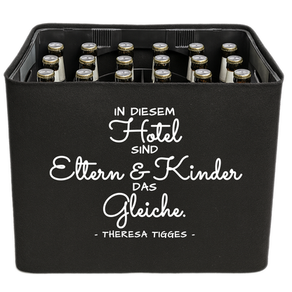 Schwarze KistenBlende mit weißem Spruch „In diesem Hotel sind Eltern & Kinder das Gleiche. — Theresa Tigges“ – Bier 24 × 0,33 l und Bier 20 × 0,5 l.