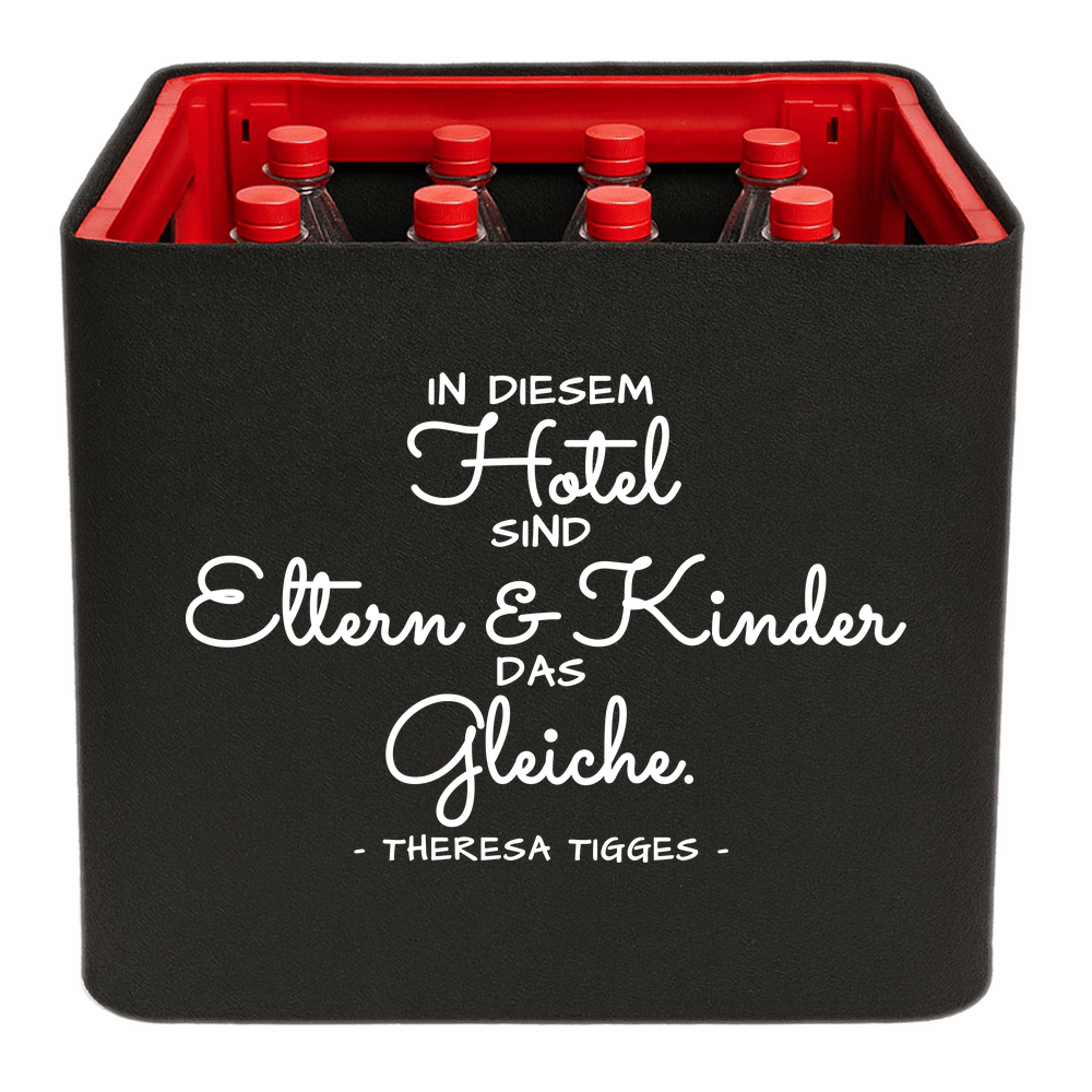 Schwarze KistenBlende mit weißem Spruch „In diesem Hotel sind Eltern & Kinder das Gleiche. — Theresa Tigges“ – Limonade.