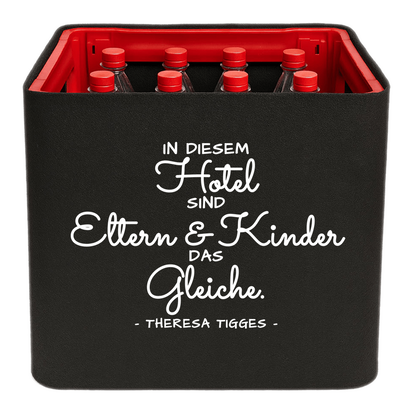 Schwarze KistenBlende mit weißem Spruch „In diesem Hotel sind Eltern & Kinder das Gleiche. — Theresa Tigges“ – Limonade.