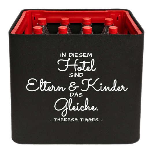 Schwarze KistenBlende mit weißem Spruch „In diesem Hotel sind Eltern & Kinder das Gleiche. — Theresa Tigges“ – Limonade.