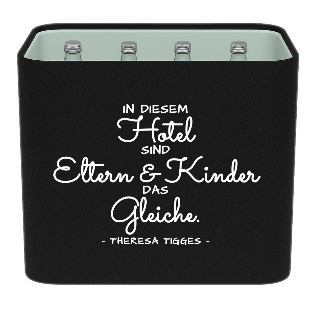 Schwarze KistenBlende mit weißem Spruch „In diesem Hotel sind Eltern & Kinder das Gleiche. — Theresa Tigges“ – Wasser Glas.