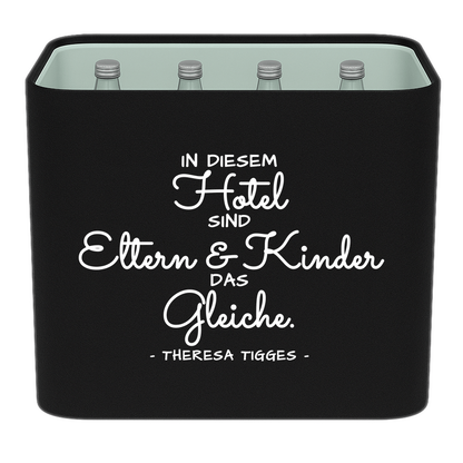 Schwarze KistenBlende mit weißem Spruch „In diesem Hotel sind Eltern & Kinder das Gleiche. — Theresa Tigges“ – Wasser Glas.