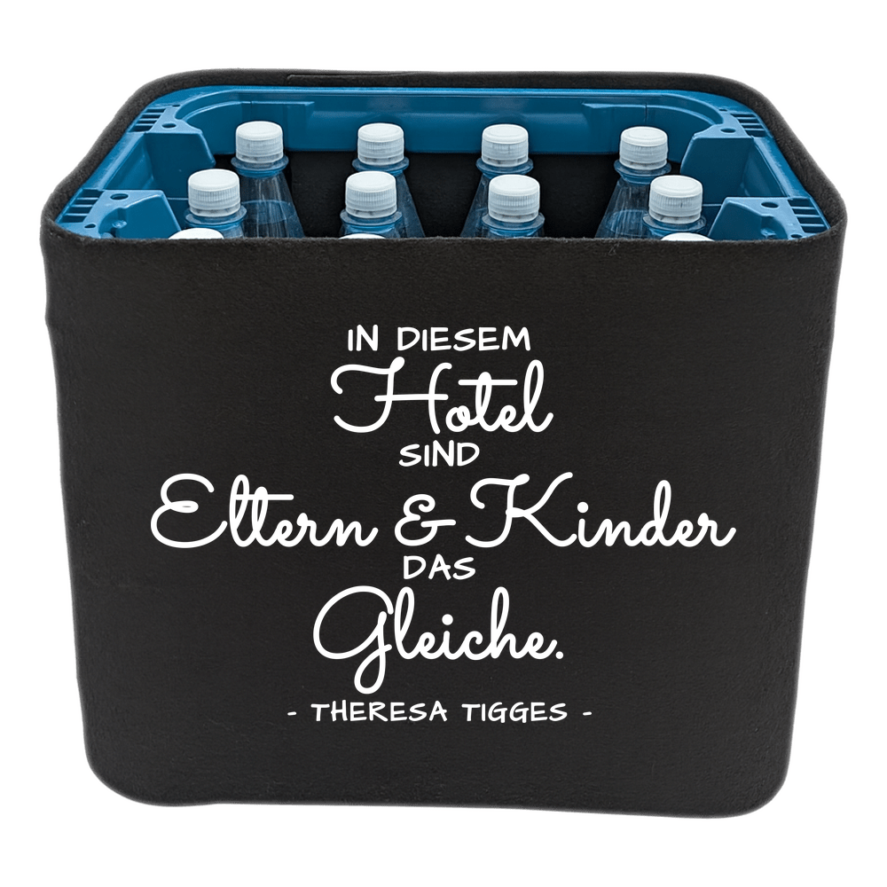 Schwarze KistenBlende mit weißem Spruch „In diesem Hotel sind Eltern & Kinder das Gleiche. — Theresa Tigges“ – Wasser PET.