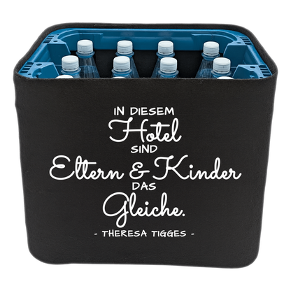 Schwarze KistenBlende mit weißem Spruch „In diesem Hotel sind Eltern & Kinder das Gleiche. — Theresa Tigges“ – Wasser PET.
