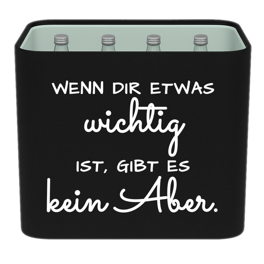 Schwarze KistenBlende mit weißem Spruch „Wenn dir etwas wichtig ist, gibt es kein Aber.“ – Wasser Glas.