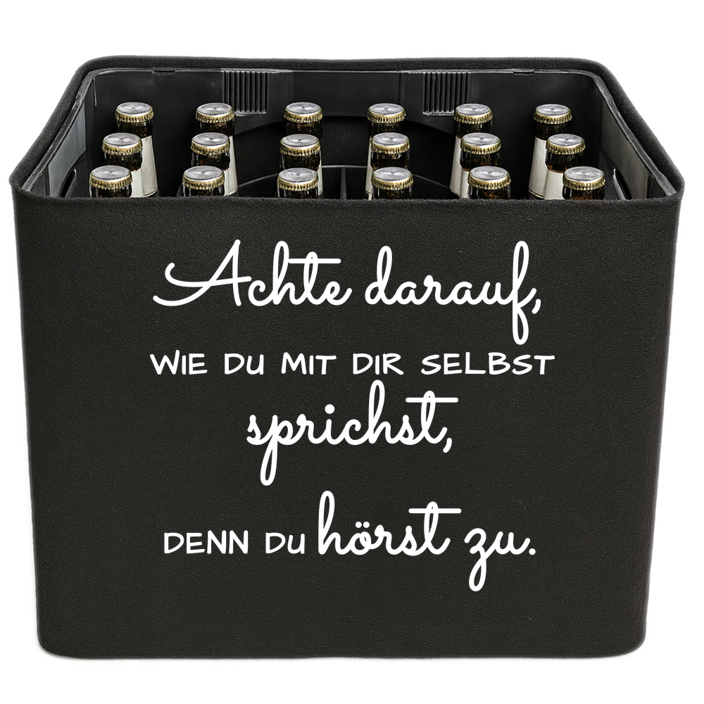 Schwarze KistenBlende mit weißem Spruch „Achte darauf, wie du mit dir selbst sprichst, denn du hörst zu.“ – Bier 24 × 0,33 l und Bier 20 × 0,5 l.