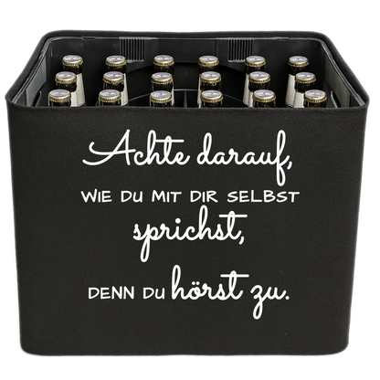 Schwarze KistenBlende mit weißem Spruch „Achte darauf, wie du mit dir selbst sprichst, denn du hörst zu.“ – Bier 24 × 0,33 l und Bier 20 × 0,5 l.