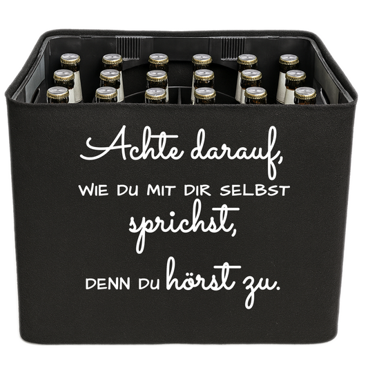 Schwarze KistenBlende mit weißem Spruch „Achte darauf, wie du mit dir selbst sprichst, denn du hörst zu.“ – Bier 24 × 0,33 l und Bier 20 × 0,5 l.