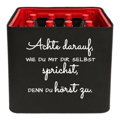 Schwarze KistenBlende mit weißem Spruch „Achte darauf, wie du mit dir selbst sprichst, denn du hörst zu.“ – Limonade.