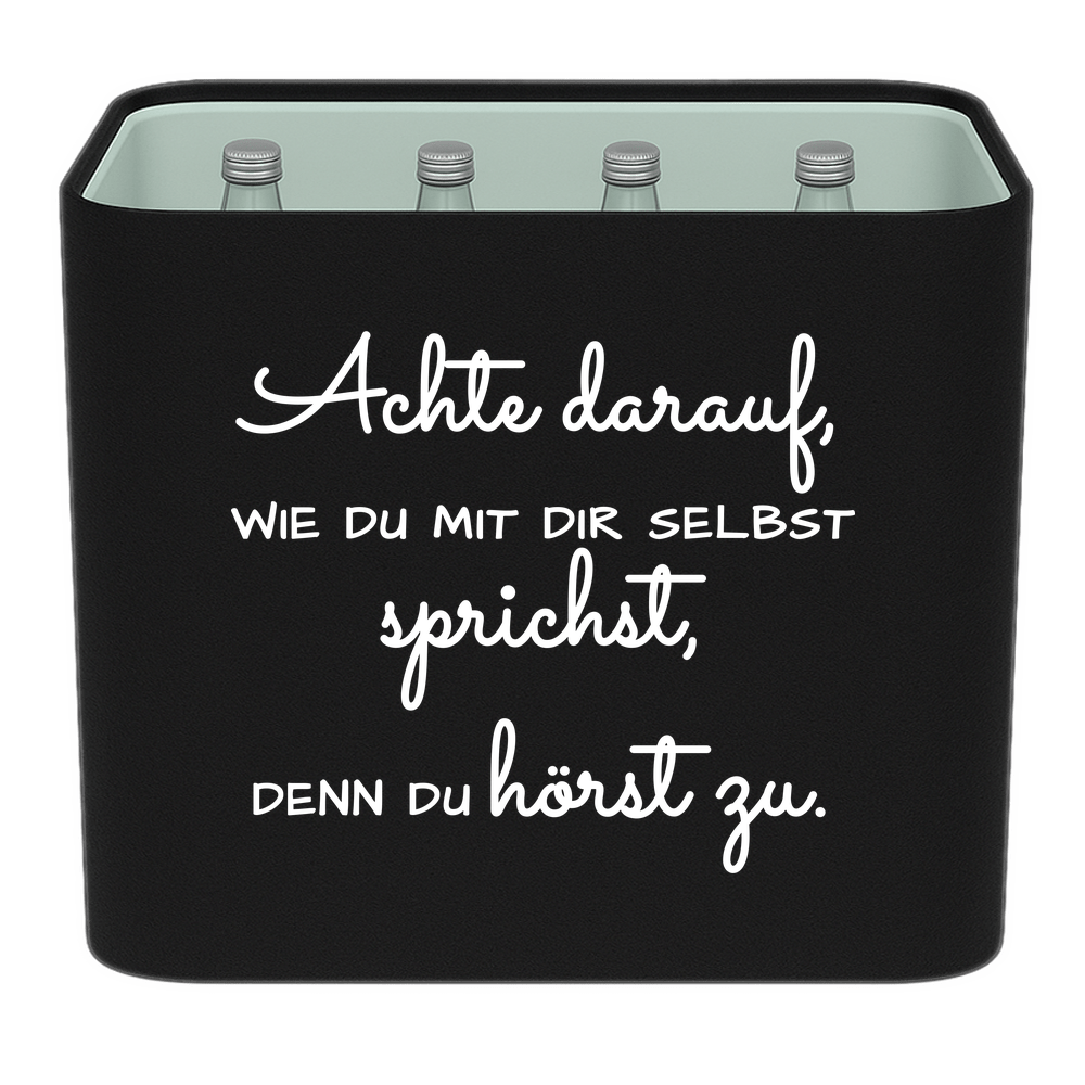 Schwarze KistenBlende mit weißem Spruch „Achte darauf, wie du mit dir selbst sprichst, denn du hörst zu.“ – Wasser Glas.