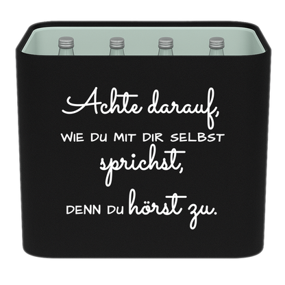 Schwarze KistenBlende mit weißem Spruch „Achte darauf, wie du mit dir selbst sprichst, denn du hörst zu.“ – Wasser Glas.