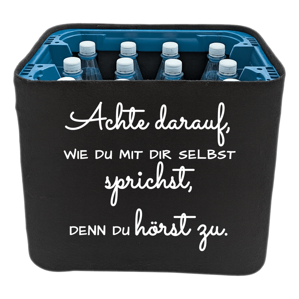 Schwarze KistenBlende mit weißem Spruch „Achte darauf, wie du mit dir selbst sprichst, denn du hörst zu.“ – Wasser PET.