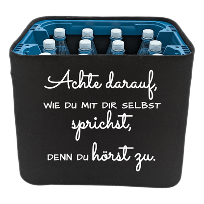 Schwarze KistenBlende mit weißem Spruch „Achte darauf, wie du mit dir selbst sprichst, denn du hörst zu.“ – Wasser PET.