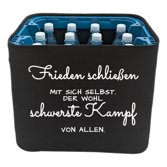 Schwarze KistenBlende mit weißem Spruch „Frieden schließen mit sich selbst. Der wohl schwerste Kampf von allen.“ – Wasser PET.