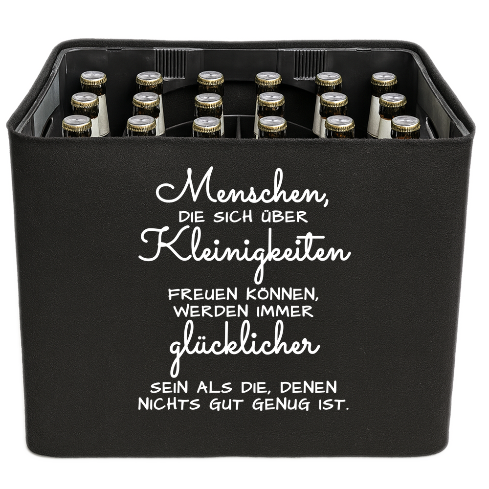 Schwarze KistenBlende mit weißem Spruch „Menschen, die sich über Kleinigkeiten freuen können, werden immer glücklicher sein als die, denen nichts gut genug ist.“ – Bier 24 × 0,33 l und Bier 20 × 0,5 l.