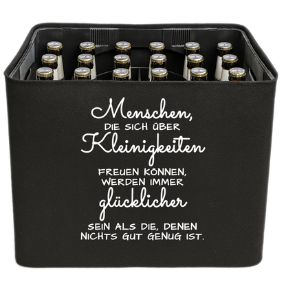 Schwarze KistenBlende mit weißem Spruch „Menschen, die sich über Kleinigkeiten freuen können, werden immer glücklicher sein als die, denen nichts gut genug ist.“ – Bier 24 × 0,33 l und Bier 20 × 0,5 l.