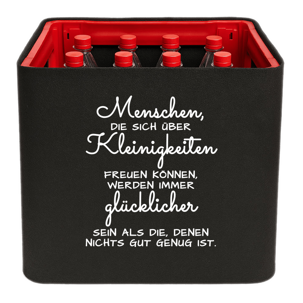 Schwarze KistenBlende mit weißem Spruch „Menschen, die sich über Kleinigkeiten freuen können, werden immer glücklicher sein als die, denen nichts gut genug ist.“ – Limonade.