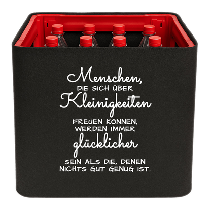 Schwarze KistenBlende mit weißem Spruch „Menschen, die sich über Kleinigkeiten freuen können, werden immer glücklicher sein als die, denen nichts gut genug ist.“ – Limonade.