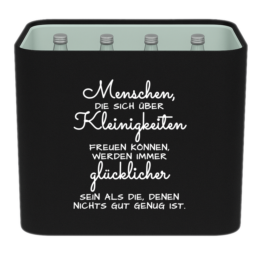 Schwarze KistenBlende mit weißem Spruch „Menschen, die sich über Kleinigkeiten freuen können, werden immer glücklicher sein als die, denen nichts gut genug ist.“ – Wasser Glas.