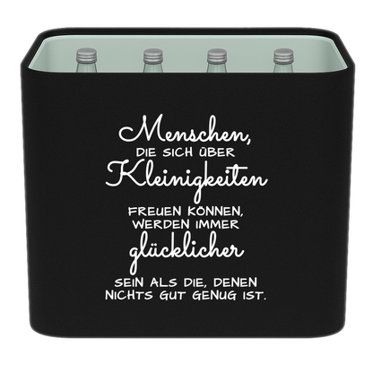 Schwarze KistenBlende mit weißem Spruch „Menschen, die sich über Kleinigkeiten freuen können, werden immer glücklicher sein als die, denen nichts gut genug ist.“ – Wasser Glas.