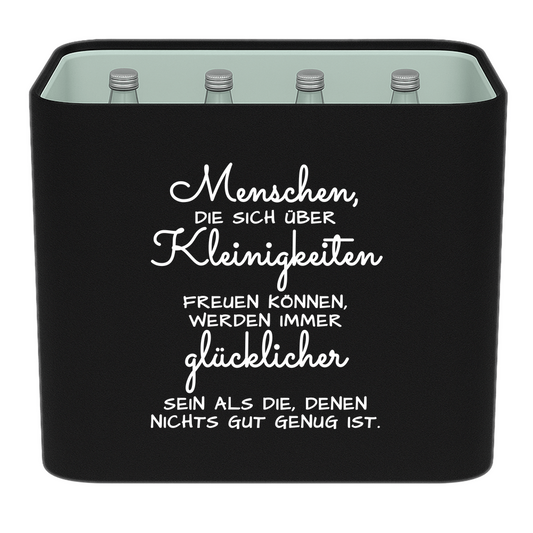 Schwarze KistenBlende mit weißem Spruch „Menschen, die sich über Kleinigkeiten freuen können, werden immer glücklicher sein als die, denen nichts gut genug ist.“ – Wasser Glas.