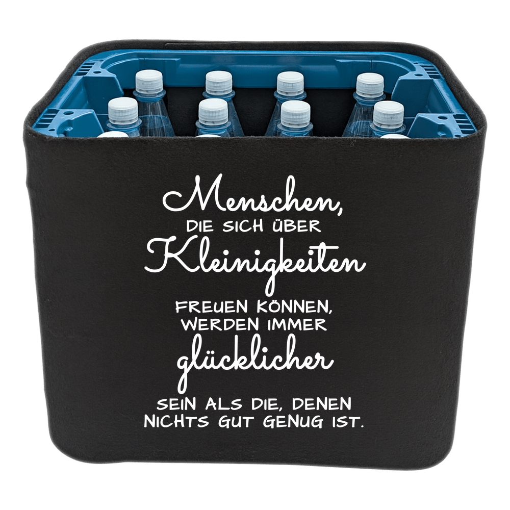 Schwarze KistenBlende mit weißem Spruch „Menschen, die sich über Kleinigkeiten freuen können, werden immer glücklicher sein als die, denen nichts gut genug ist.“ – Wasser PET.
