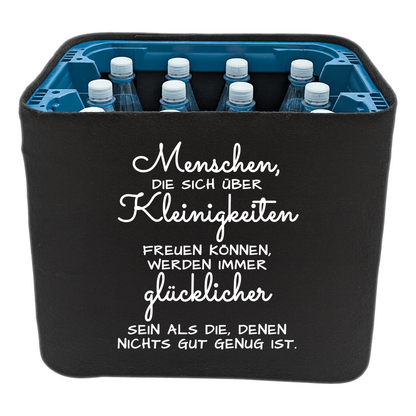Schwarze KistenBlende mit weißem Spruch „Menschen, die sich über Kleinigkeiten freuen können, werden immer glücklicher sein als die, denen nichts gut genug ist.“ – Wasser PET.