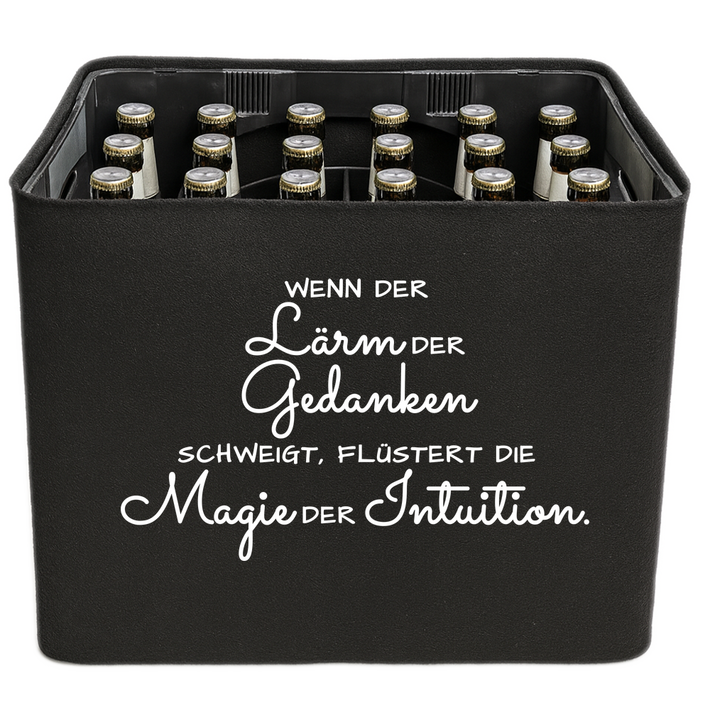 Schwarze KistenBlende mit weißem Spruch „Wenn der Lärm der Gedanken schweigt, flüstert die Magie der Intuition.“ – Bier 24 × 0,33 l und Bier 20 × 0,5 l.