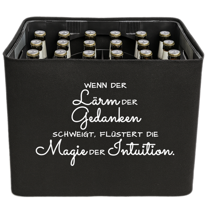 Schwarze KistenBlende mit weißem Spruch „Wenn der Lärm der Gedanken schweigt, flüstert die Magie der Intuition.“ – Bier 24 × 0,33 l und Bier 20 × 0,5 l.