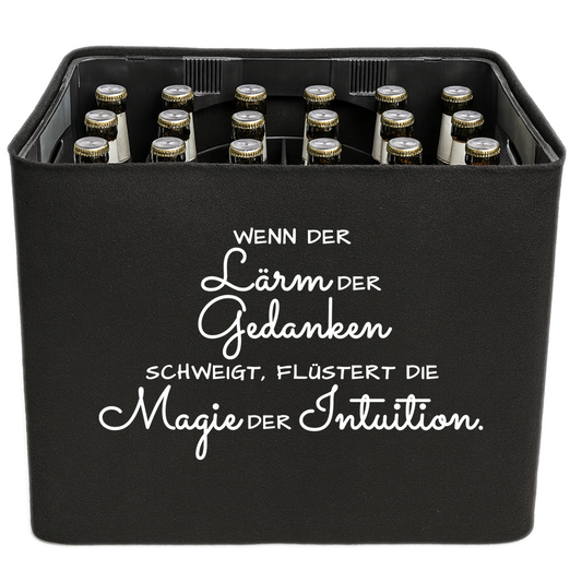 Schwarze KistenBlende mit weißem Spruch „Wenn der Lärm der Gedanken schweigt, flüstert die Magie der Intuition.“ – Bier 24 × 0,33 l und Bier 20 × 0,5 l.
