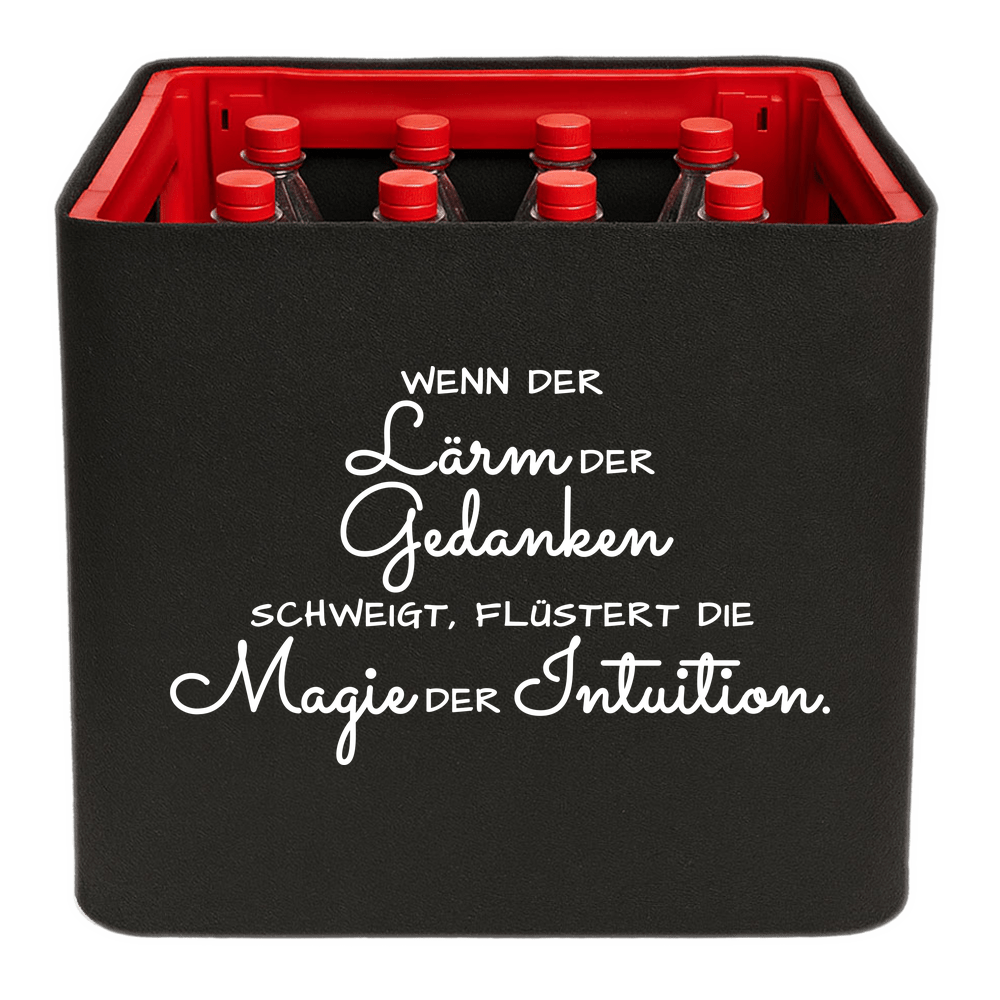 Schwarze KistenBlende mit weißem Spruch „Wenn der Lärm der Gedanken schweigt, flüstert die Magie der Intuition.“ – Limonade.