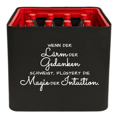 Schwarze KistenBlende mit weißem Spruch „Wenn der Lärm der Gedanken schweigt, flüstert die Magie der Intuition.“ – Limonade.
