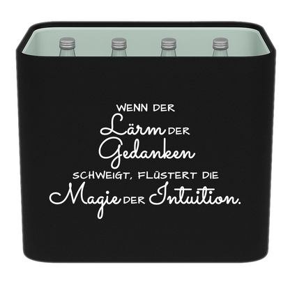 Schwarze KistenBlende mit weißem Spruch „Wenn der Lärm der Gedanken schweigt, flüstert die Magie der Intuition.“ – Wasser Glas.