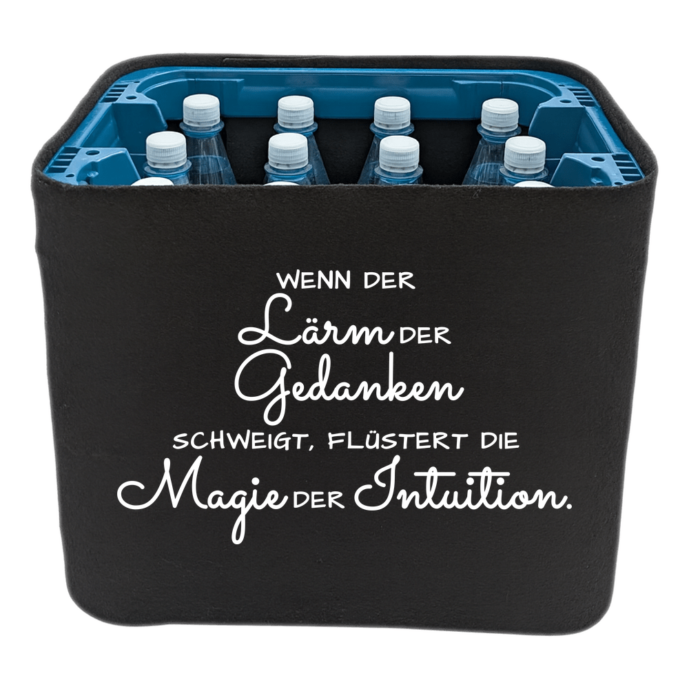 Schwarze KistenBlende mit weißem Spruch „Wenn der Lärm der Gedanken schweigt, flüstert die Magie der Intuition.“ – Wasser PET.