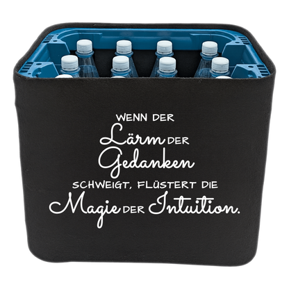 Schwarze KistenBlende mit weißem Spruch „Wenn der Lärm der Gedanken schweigt, flüstert die Magie der Intuition.“ – Wasser PET.