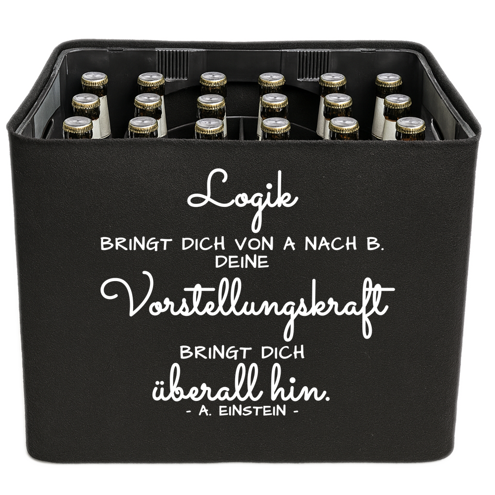 Schwarze KistenBlende mit weißem Spruch „Logik bringt dich von A nach B. Deine Vorstellungskraft bringt dich überall hin. — A. Einstein“ – Bier 24 × 0,33 l und Bier 20 × 0,5 l.