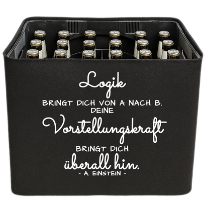 Schwarze KistenBlende mit weißem Spruch „Logik bringt dich von A nach B. Deine Vorstellungskraft bringt dich überall hin. — A. Einstein“ – Bier 24 × 0,33 l und Bier 20 × 0,5 l.