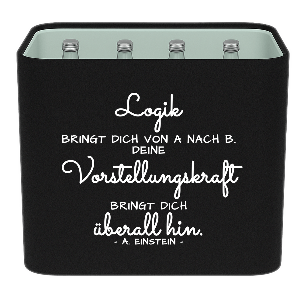 Schwarze KistenBlende mit weißem Spruch „Logik bringt dich von A nach B. Deine Vorstellungskraft bringt dich überall hin. — A. Einstein“ – Wasser Glas.
