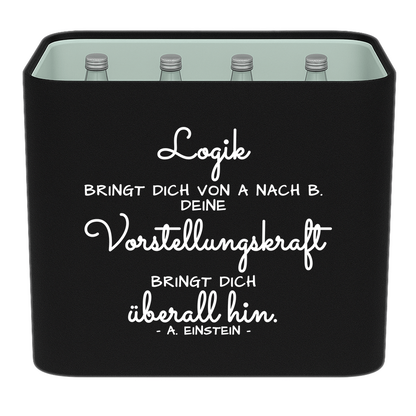 Schwarze KistenBlende mit weißem Spruch „Logik bringt dich von A nach B. Deine Vorstellungskraft bringt dich überall hin. — A. Einstein“ – Wasser Glas.