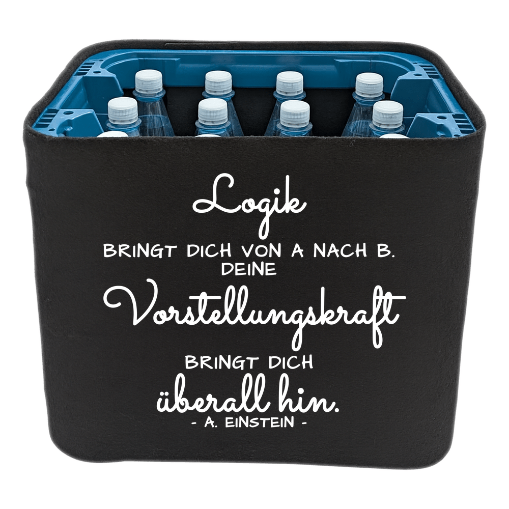 Schwarze KistenBlende mit weißem Spruch „Logik bringt dich von A nach B. Deine Vorstellungskraft bringt dich überall hin. — A. Einstein“ – Wasser PET.