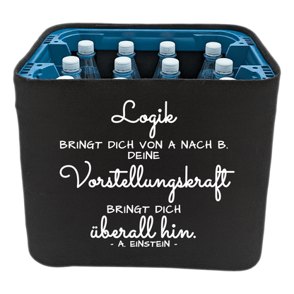 Schwarze KistenBlende mit weißem Spruch „Logik bringt dich von A nach B. Deine Vorstellungskraft bringt dich überall hin. — A. Einstein“ – Wasser PET.
