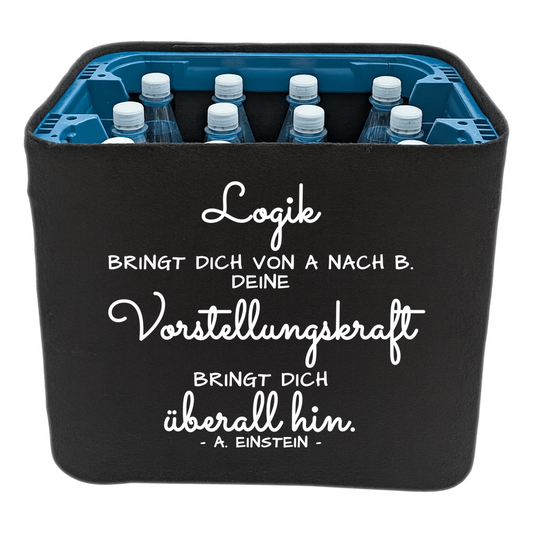 Schwarze KistenBlende mit weißem Spruch „Logik bringt dich von A nach B. Deine Vorstellungskraft bringt dich überall hin. — A. Einstein“ – Wasser PET.