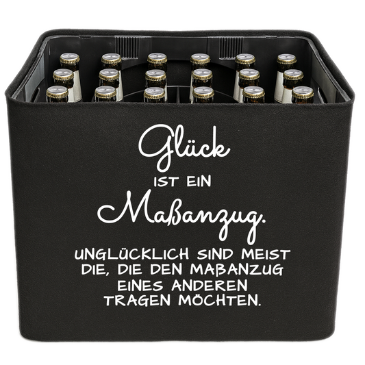Schwarze KistenBlende mit weißem Spruch „Glück ist ein Maßanzug. Unglücklich sind meist die, die den Maßanzug eines anderen tragen möchten.“ – Bier 24 × 0,33 l und Bier 20 × 0,5 l.