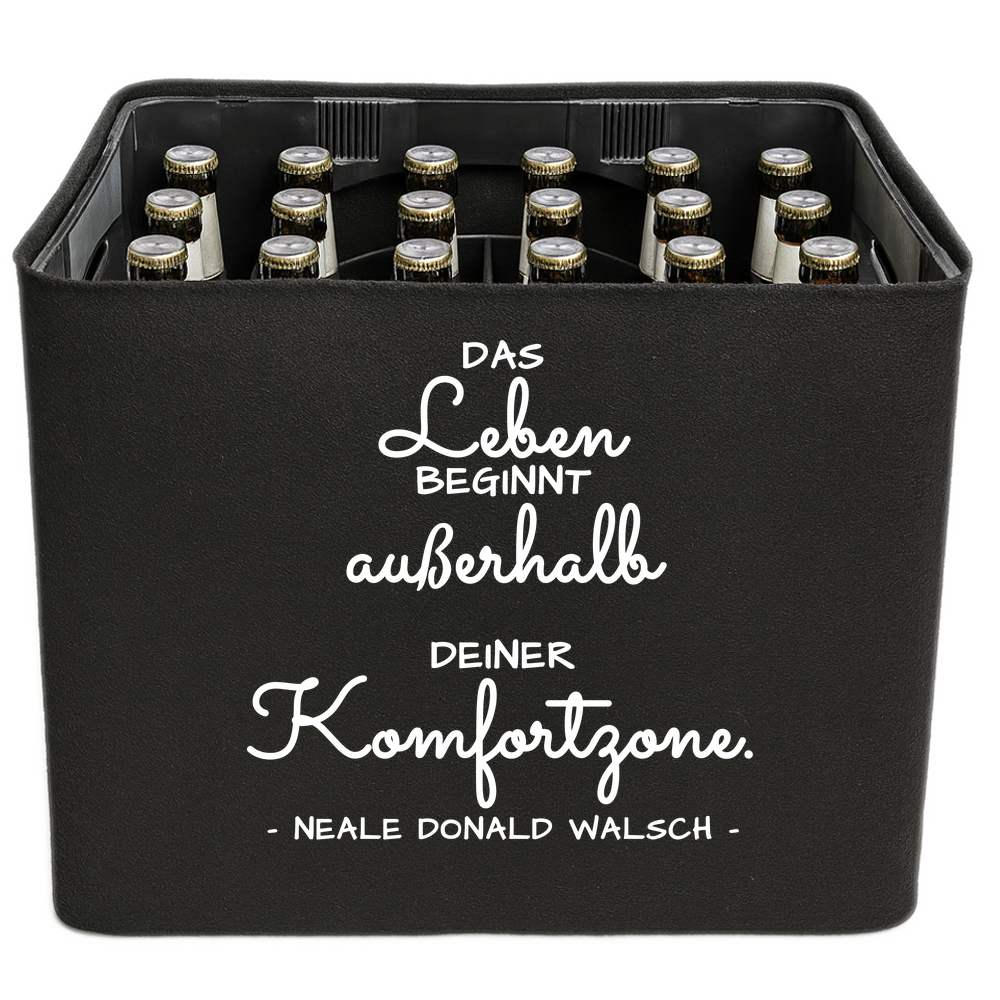 Schwarze KistenBlende mit weißem Spruch „Das Leben beginnt außerhalb deiner Komfortzone. — Neale Donald Walsch“ – Bier 24 × 0,33 l und Bier 20 × 0,5 l.