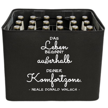 Schwarze KistenBlende mit weißem Spruch „Das Leben beginnt außerhalb deiner Komfortzone. — Neale Donald Walsch“ – Bier 24 × 0,33 l und Bier 20 × 0,5 l.