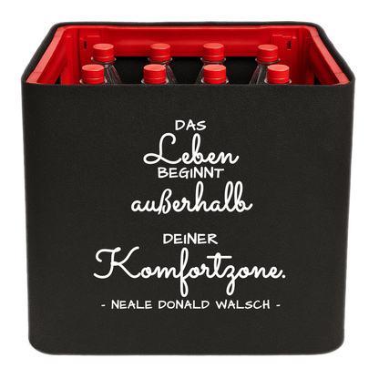 Schwarze KistenBlende mit weißem Spruch „Das Leben beginnt außerhalb deiner Komfortzone. — Neale Donald Walsch“ – Limonade.